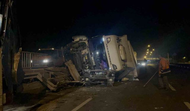 Kontrolden çıkan tır, bariyerleri biçtikten sonra yan yatarak durabildi