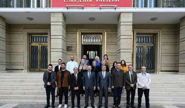 Hak kazanan gazetecilerin basın kartlarını Vali Aksoy teslim etti