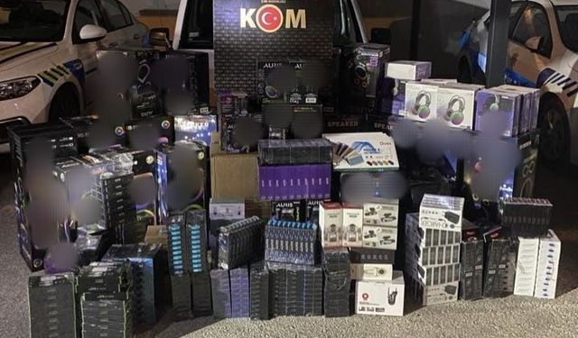 Kütahya’da bir araçta çok sayıda kaçak elektronik ürün ve telefon aksesuarı ele geçirildi