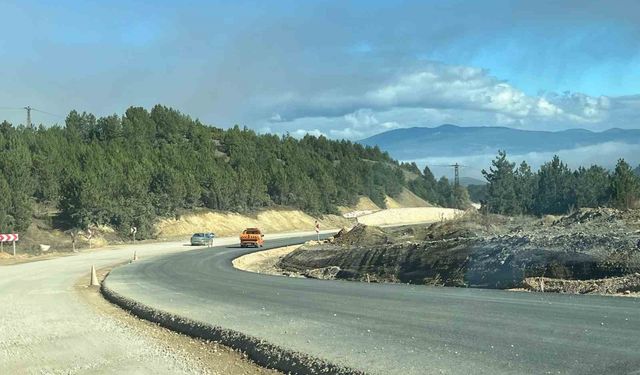 Tavşanlı-Domaniç yolunda çalışmalar sürüyor