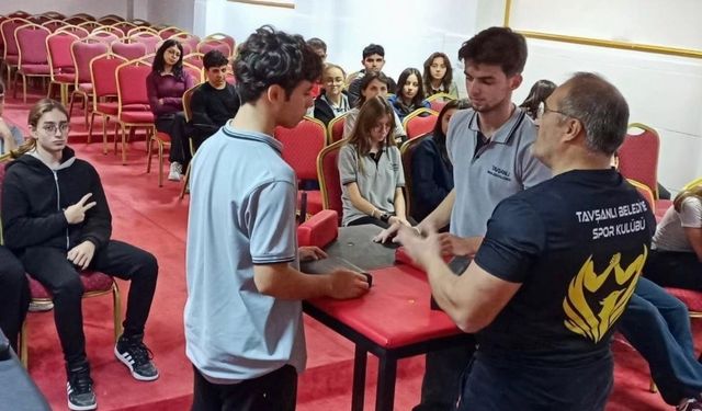 Öğrencilere bilek güreşinin incelikleri anlatıldı