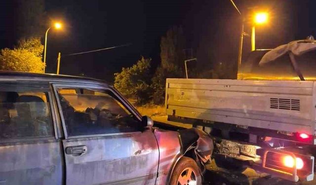 Otomobilin kamyonete çarptığı kazada 2 kişi yaralandı