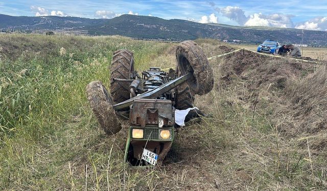 Su kanalına devrilen traktörün altında kalan yaşlı adam hayatını kaybetti