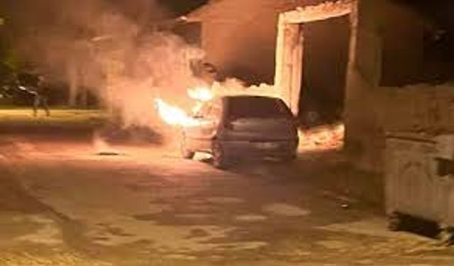 Park halindeki otomobil alev alev yandı