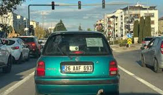 Acemi sürücünün arabasına astığı not dikkat çekiyor