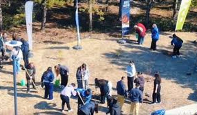 Öğrenciler, polis ekipleriyle birlikte fidan dikti