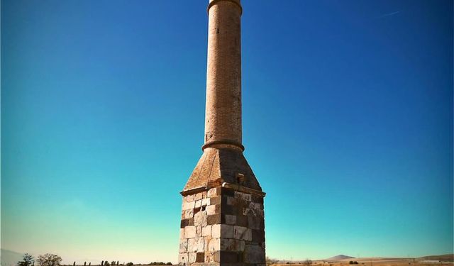 Yanan caminin minaresi 200 yılı aşkın süredir zamana meydan okuyor