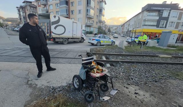 geçitte akülü aracHemzemin geçitte devrilen engelli vatandaş yaralandı