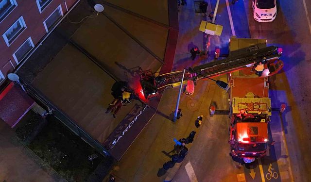 2'nci kattan kafenin tentesine düşen şahsı itfaiye aşağıya indirdi