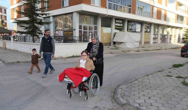 Bir bacağı kısa olan kızını her gün okula kucağında taşıyan anneden 'asansör' talebi