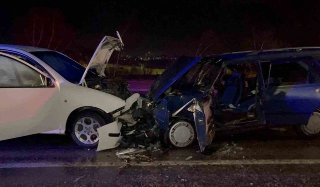 Eskişehir-Afyonkarahisar karayolunda iki araç kafa kafaya çarpışt: 3’ü çocuk 9 yaralı