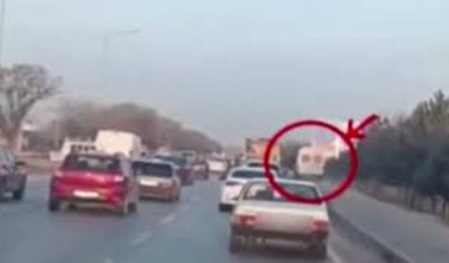 Minibüsün kaldırımda ilerlediği görüntüler sosyal medyada viral oldu