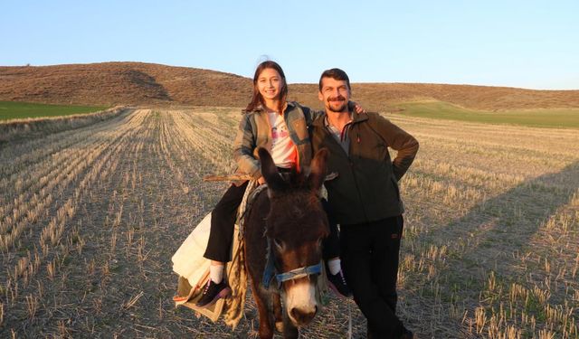 Küçük kız baba mesleği çobanlığı devam ettiriyor