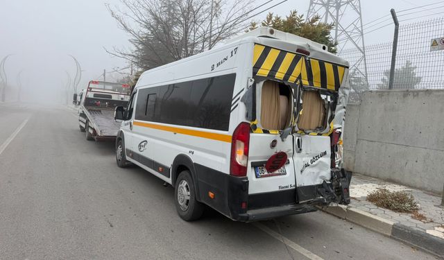Öğrenci servisi, tır ve hafif ticari aracın karıştığı kazada 20 kişi yaralandı