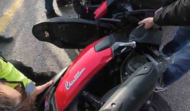 Aracın altında sıkışan motosiklet böyle çıkarıldı