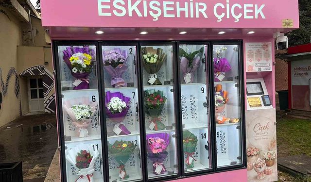 Çiçek sürprizi yapmak isteyen bu otomata geliyor
