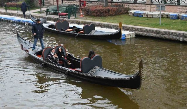 Dondurucu soğuklara rağmen gondol keyfi Eskişehir'in gezi rutininden çıkmadı