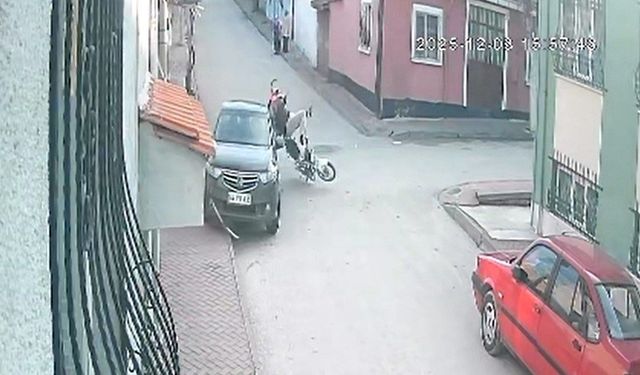 Motosiklete çarpan araç hızla kaçtı, 2 kişinin havada takla atması kameraya yansıdı