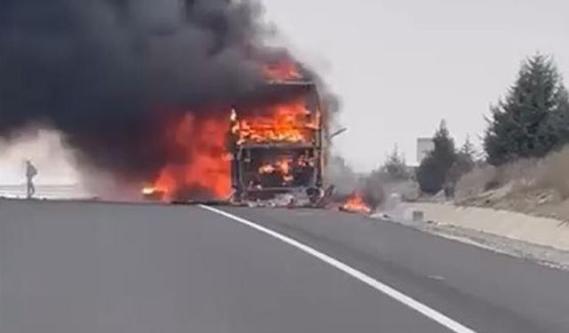 Seyir halindeki yolcu otobüsü alev alev yandı: 25 yolcu son anda kurtuldu