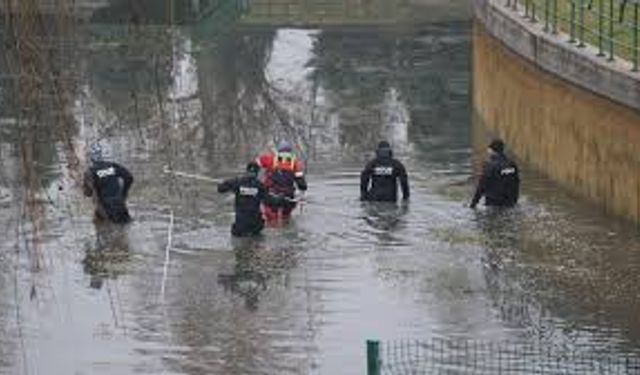 Ankara'dan gelen 'Kurbağa Adamlar' da kayıp öğretmenin arama çalışmasına katıldı