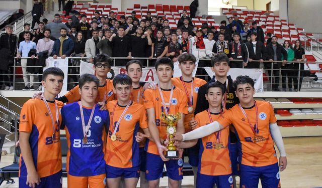 Özel EOSB MTAL'nden  Çifte Şampiyonluk: Voleybolve Yüzmede Zirve