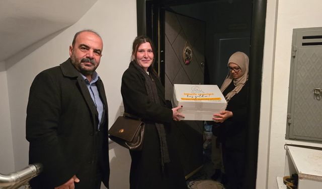 Yeni Doğan Bebeklere Nebi Hatipoğlu'ndan Hediye takdim ettiler