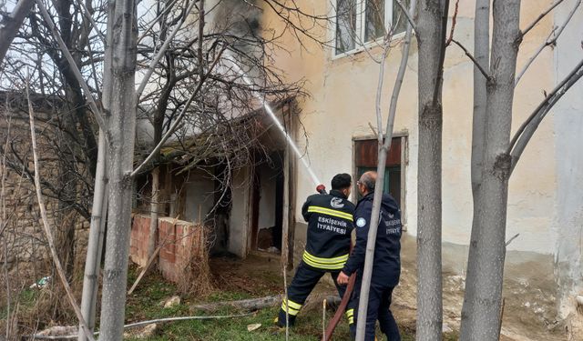 Günyüzü ilçesindeki yangında ev kullanılamaz hale geldi