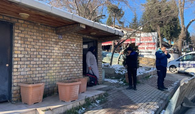 Zabıtadan kaçan kadın dilenci erkekler tuvaletine saklandı