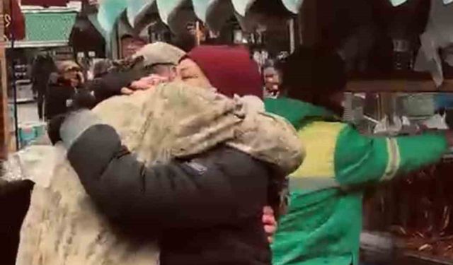 Askerde sandığı oğlunu karşısında gören anne duygulandı