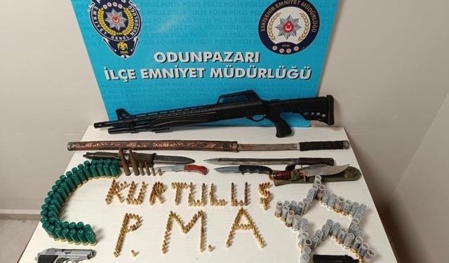 Bisikletle çarptığı vatandaşı tehdit eden şahsın iş yerinden cephanelik çıktı