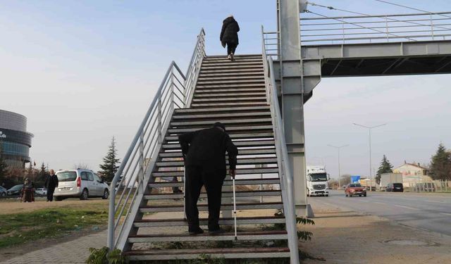 Ortasından çevre yolu geçen mahallede yaşlılar ve engelliler yolun karşı tarafına geçemiyor