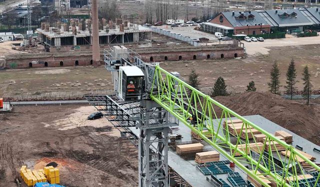 Tonlarca yükü metrelerce yükseklikte adeta iğne deliğinden geçiriyorlar