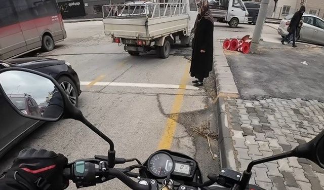 Yoğun trafikte karşıya geçemeyen yaşlı kadının imdadına duyarlı sürücü yetişti
