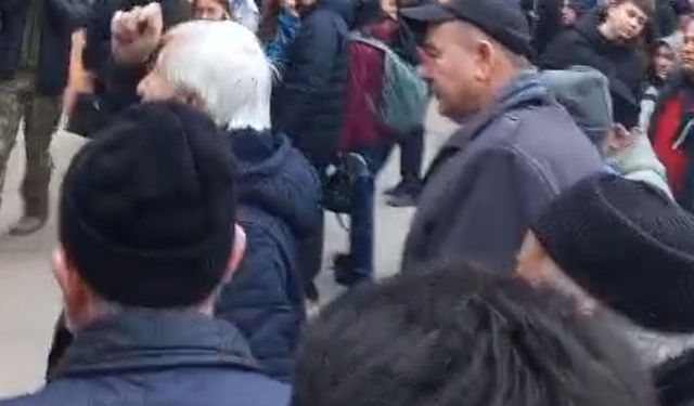 Yeşiltepe'liler Meclise Alınmadı Oylamadan sonra Zeynep Başkan Salonu terk etti