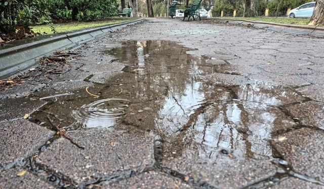 Eskişehir güne yağmurla başladı