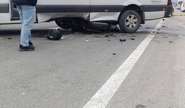 Minibüsün altına giren motosikletin sürücüsü ağır yaralandı