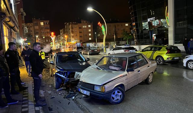 İki otomobilin çarpıştığı kazada 1 kişi yaralandı