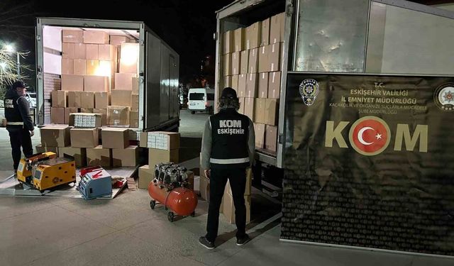 Eskişehir'de 5 milyon 800 bin makaron ve kilolarca kaçak tütün ele geçirildi