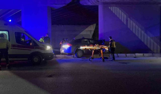 Kontrolden çıkan otomobil köprünün kolonuna saplandı: 1'i ağır 2 yaralı