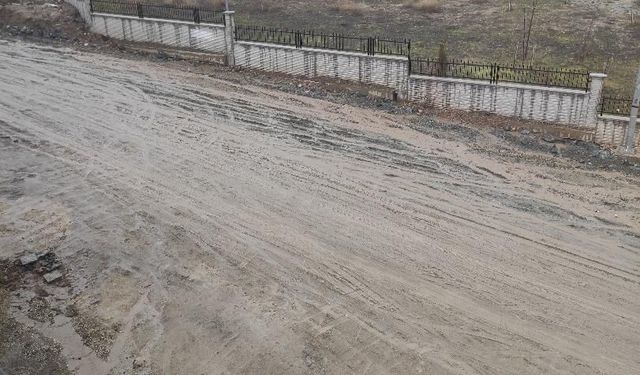 Erenköy'de Okul Yolu,Çamur Dolu