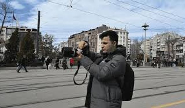 Fotoğrafını çekmek istediği şahıs silah çekti, korku dolu anlar kameraya yansıdı