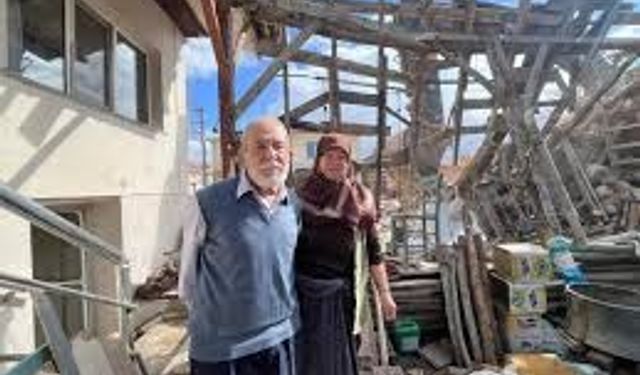Eskişehir'de ilginç kaza; belediye ekipleri yaşlı çiftin evini adeta başına yıktı