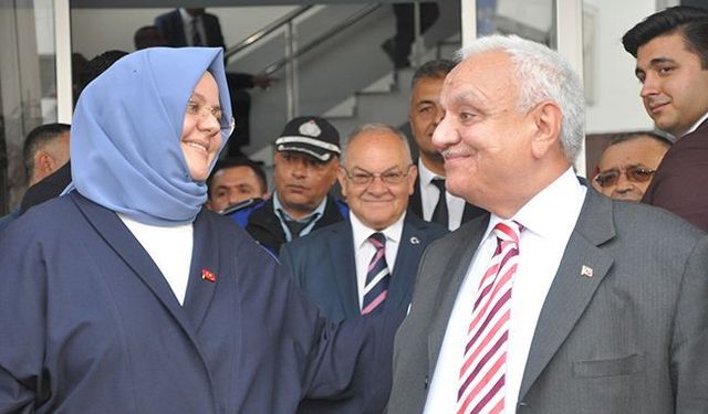 Baba Kız İki Eski Bakan Eskişehir'de zincirleme trafik Kazası Yaptı