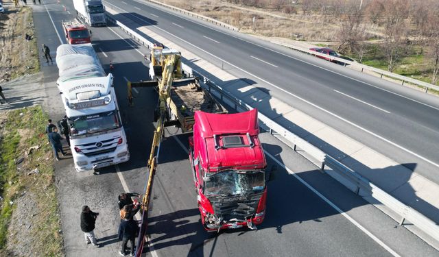 Afyonkarahisar'da tır yolcu minibüsüne çarptı: 11 yaralı