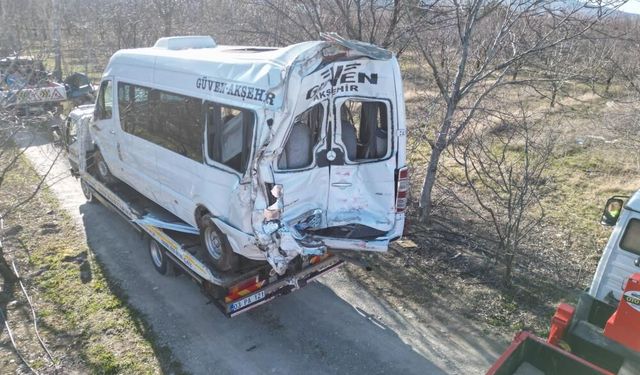 Tır yolcu minibüsüne çarptı: 11 yaralı