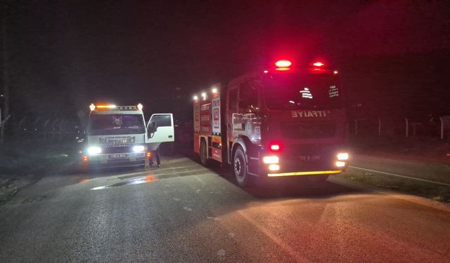 Trafik kazasında tırın altına aldığı otomobil, oto kurtarma aracının üzerinde alev aldı