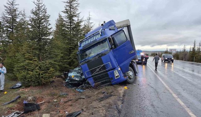 Eskişehir'de kontrolden çıkan tır otomobili altına aldı: 1 ölü, 1'i ağır 2 yaralı
