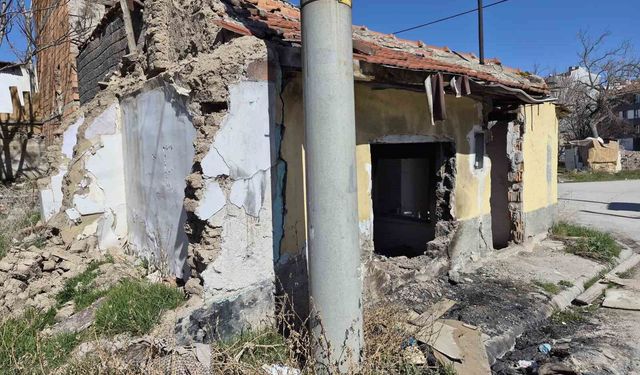 Metruk evler çevreye tehlike saçıyor