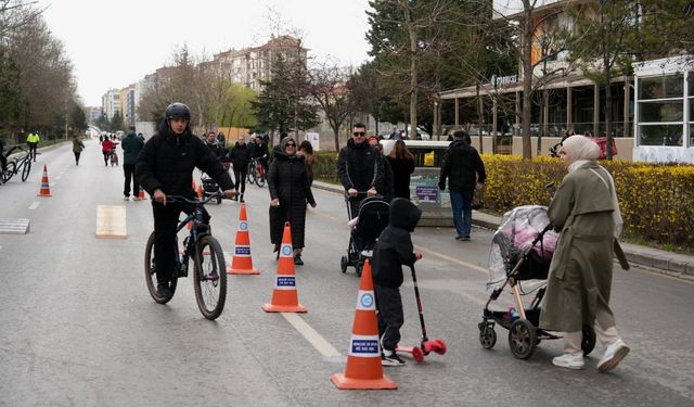 Arabasız Pazar'da Cadde ve Sokaklar Vatandaşlara Açıldı