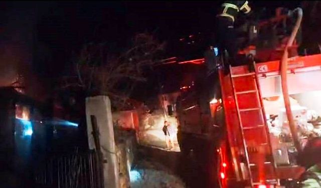 Çıkan yangında ev ve samanlık tamamen yandı